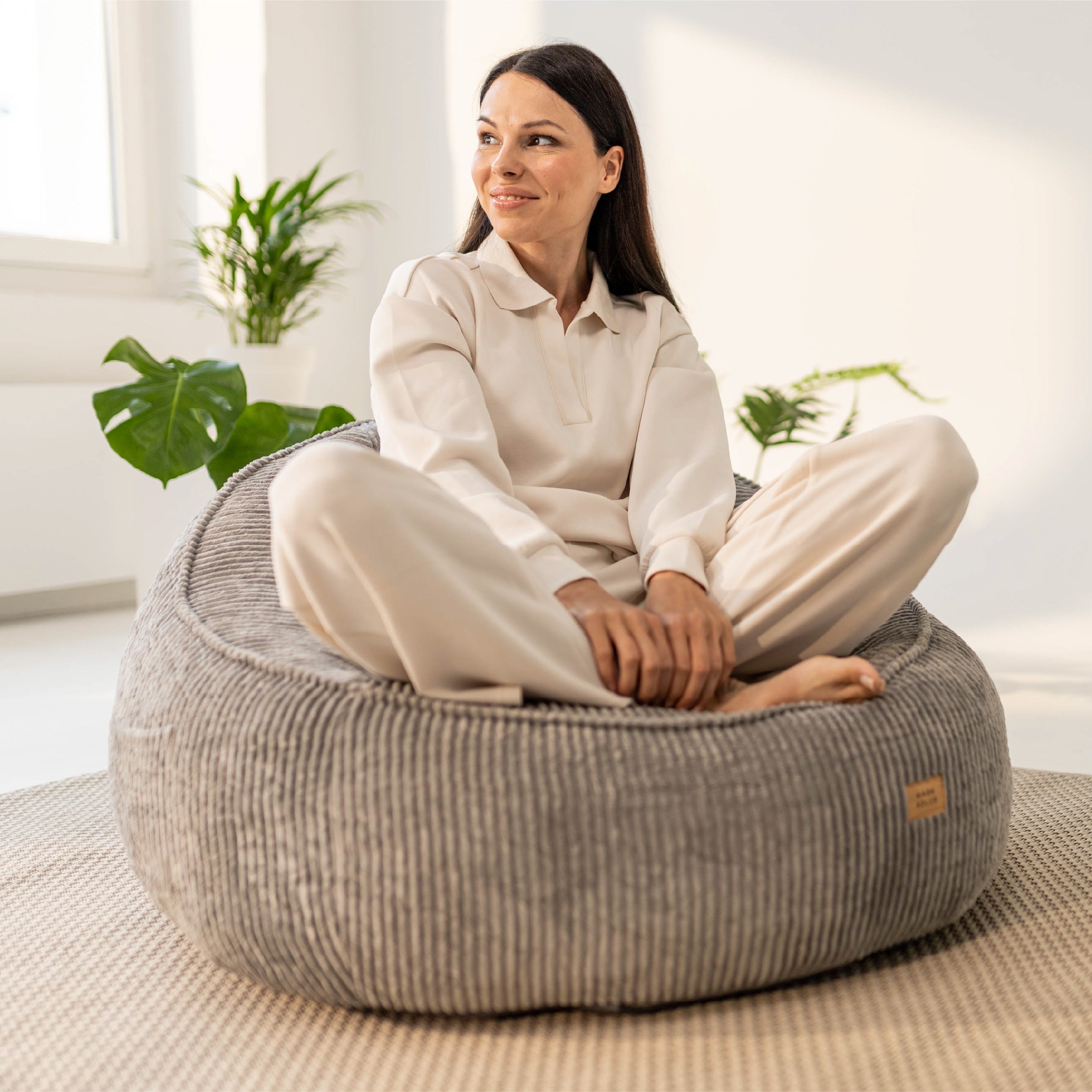 Cord-Puff-Sessel mit Rückenlehne Mark Adler Comfy 4.0 Grey