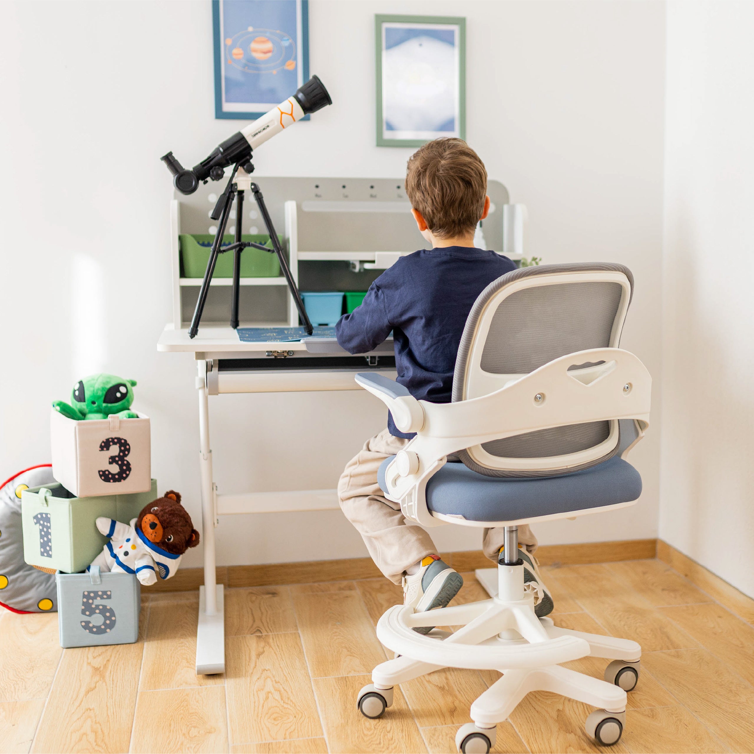 Mark Adler Study 5.0 Gray Ergonomischer Kinderschreibtisch 90 cm