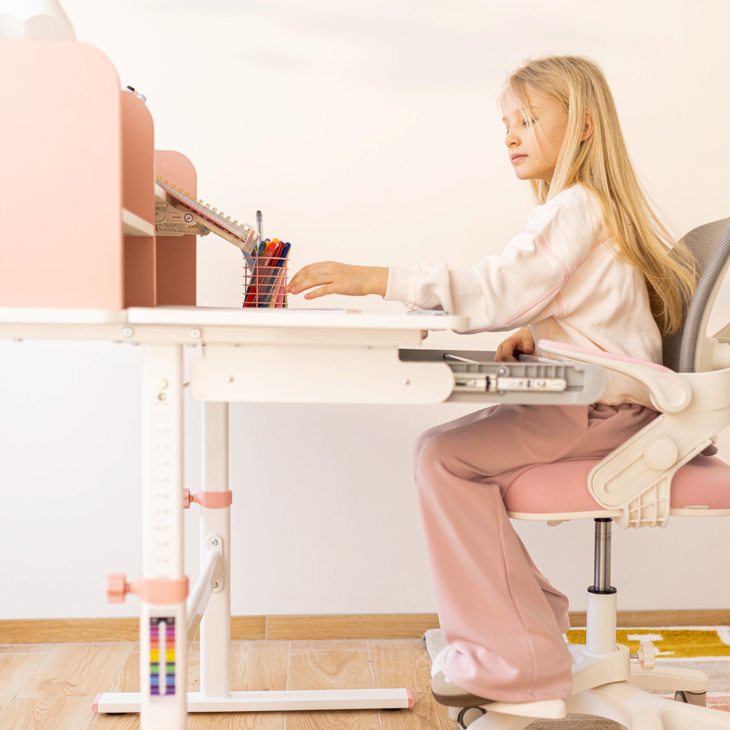 Ergonomischer Kinderschreibtisch Mark Adler Study 5.0 Pink 90 cm