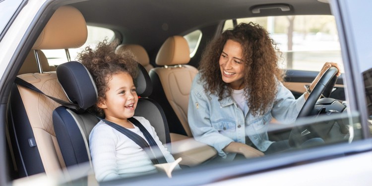 Beförderung eines Kindes auf dem Vordersitz - Vorschriften, Regeln und Sicherheit